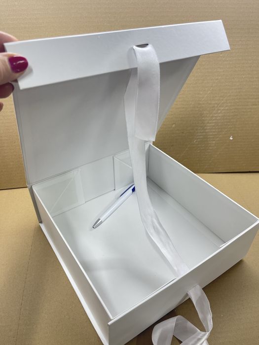 коробка плотная для подарков