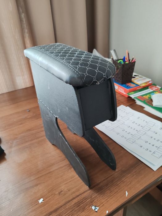 Продам подлокотник для машины