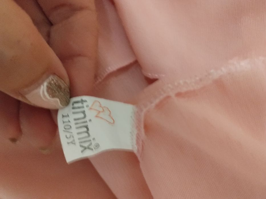 Официална детска рокля обличана за два часа и е почти нова