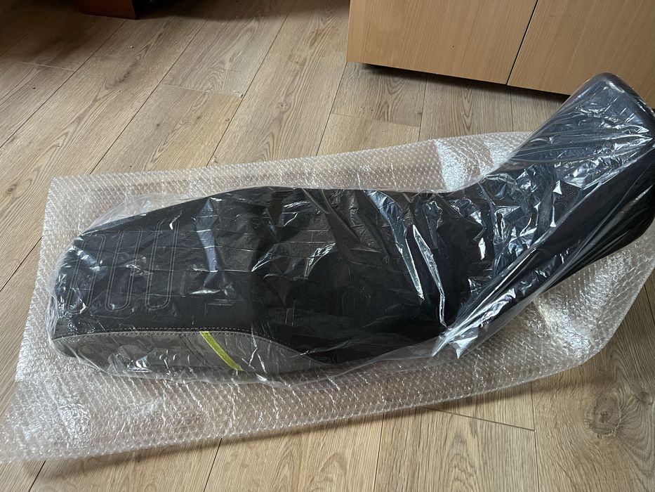 Scaun  cu burete nefolosit in stare impecabila nu este inalt