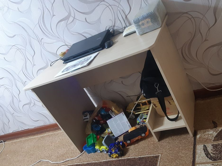Продам компьютерный стол
