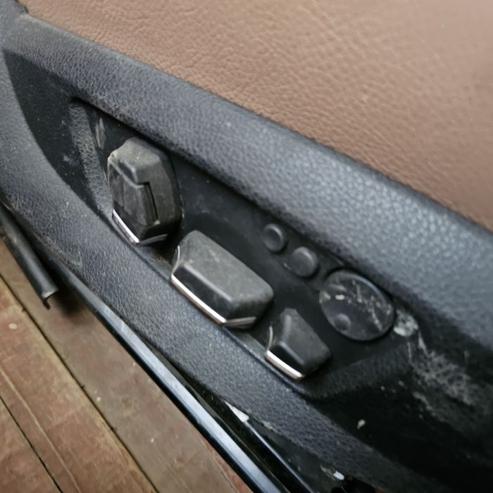 BMW F01 Кожен салон в добро същоияние и работещ Ел и дисплеи 1000лв с