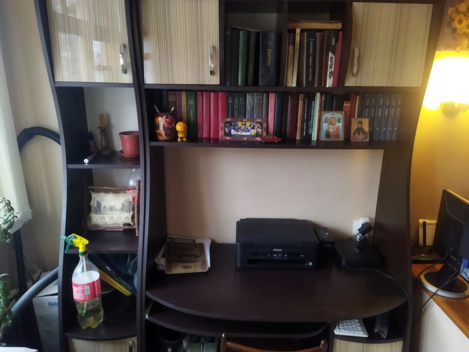 Продаётся компьютерный стол-шкаф.