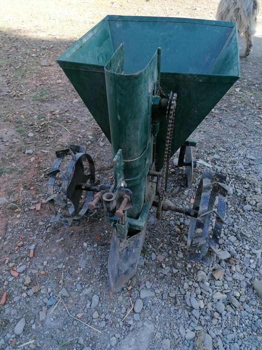 Vând motocultor 15cp cu freze și mașina de pus cartofi