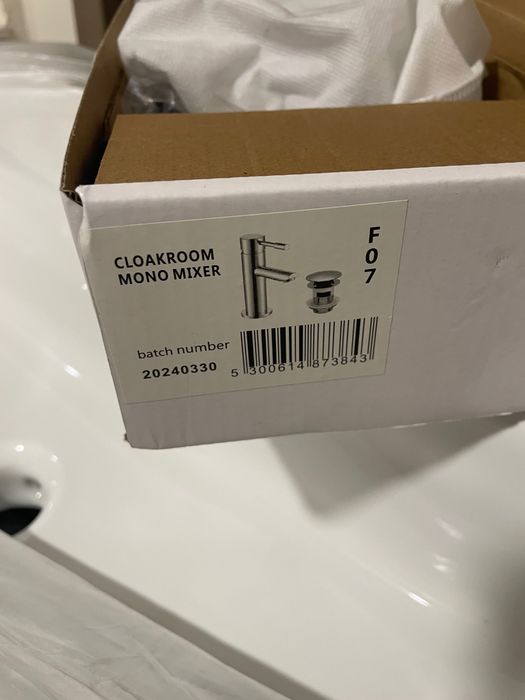 Шкаф за баня с мивка и смесител