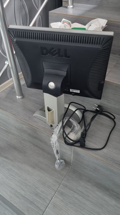 Монитор Dell с кабели