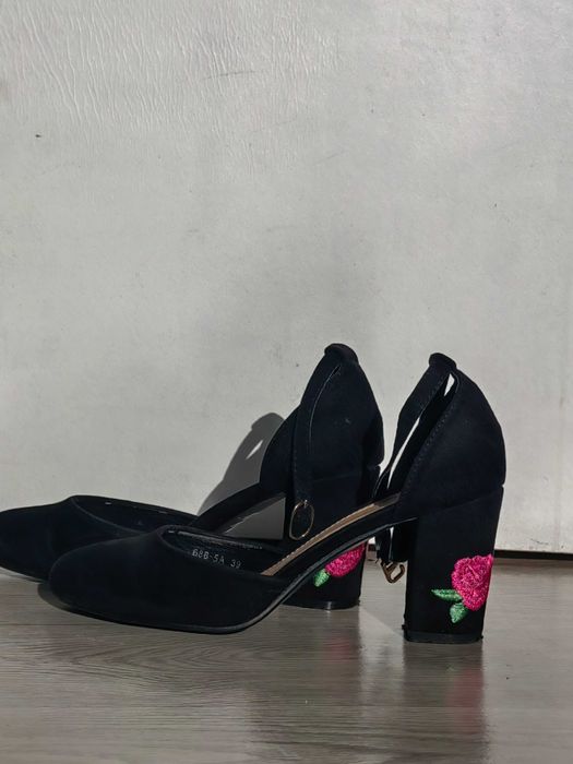 Замшевые туфли .