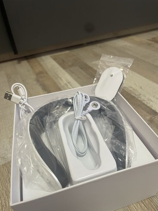 Aparat masaj cervical cu multiple puncte de presiune, impulsuri electromagnetice, functie de incalzire, programe de masaj cu vibratii