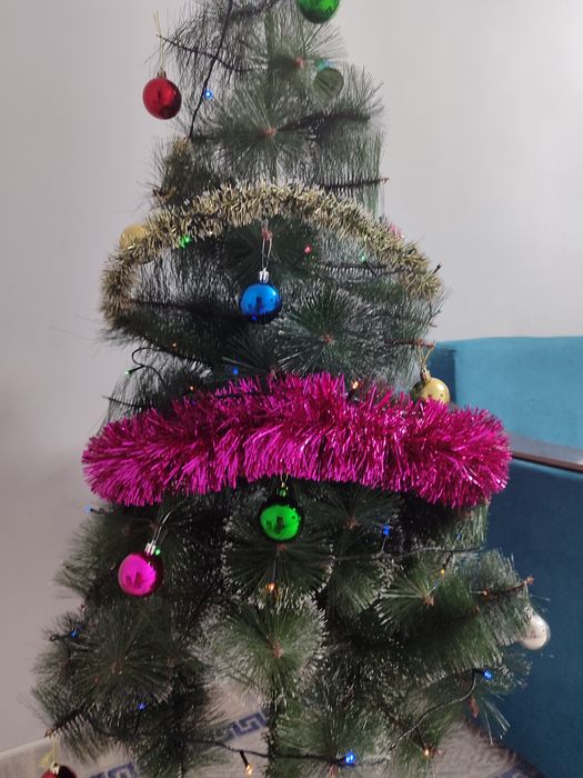 Продам новогодную ёлку.150см.