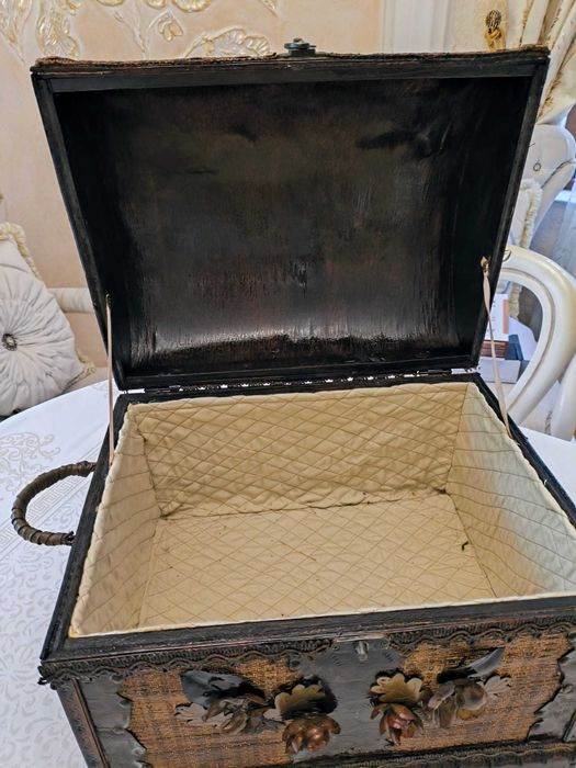 Сандъкът е нов от естествени материали, декориран с метал, кожа, цветя