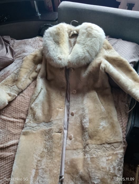 Продам шубу мутоновую с песцом