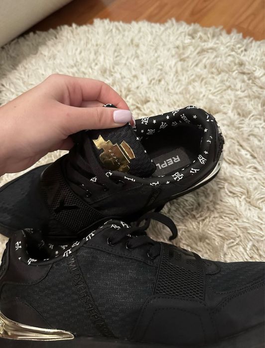 Чисто НОВИ сникърси - REPLAY