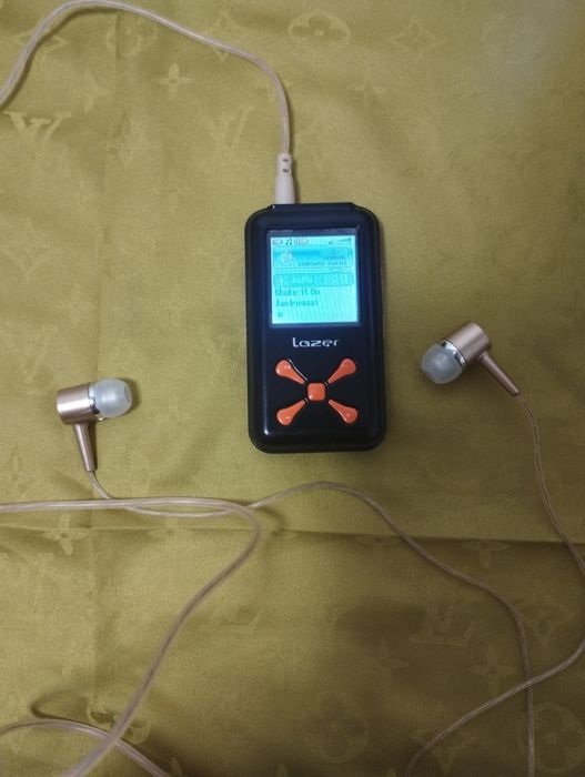 Assalom alekum Mp3 player Sotiladi holati rasmdagidek holat
