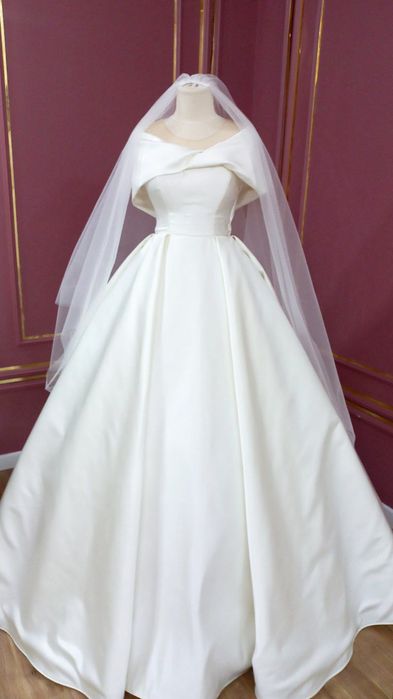 Bir marta, faqat to‘yda kiyilgan.

Zamonaviy dizayndagi nafis kòyla