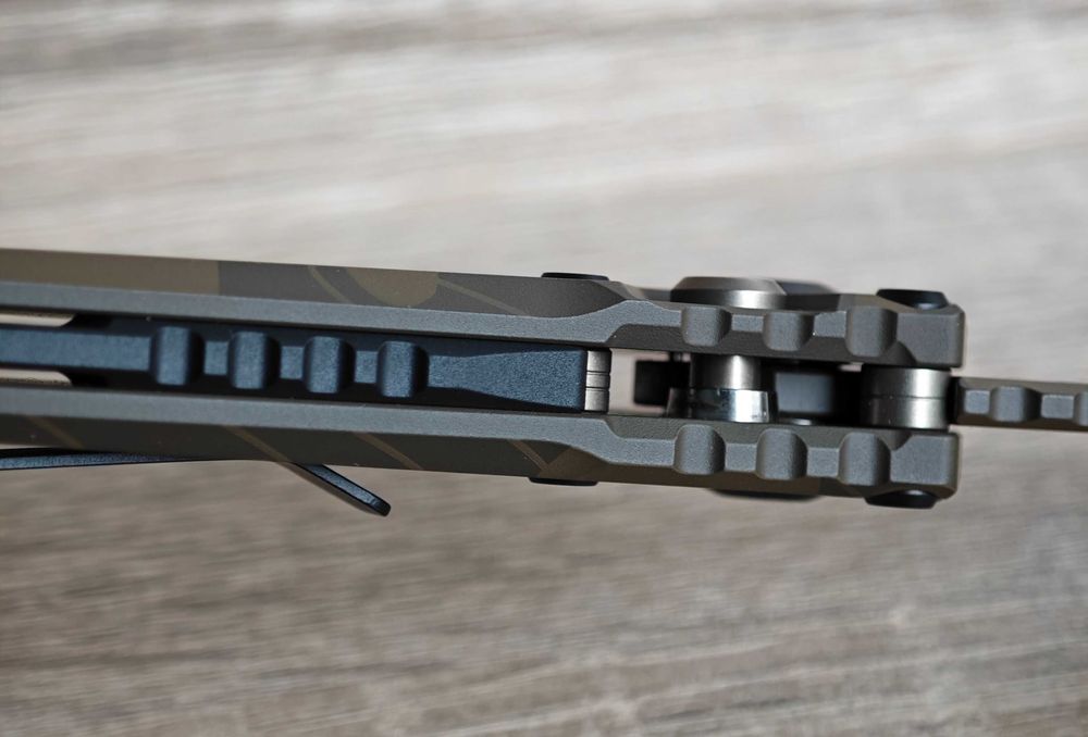 Microtech LUDT Gen III T/E Signature Automatic Knife Badlands Camo нож