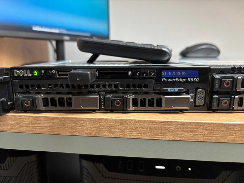 Лот 8 сървъра Dell PowerEdge R630 (256GB RAM) + R610 — €2500 за всичко