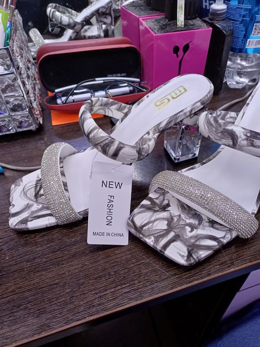 Босоножки на каблуке