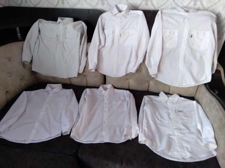 Школьные, белые рубашки.