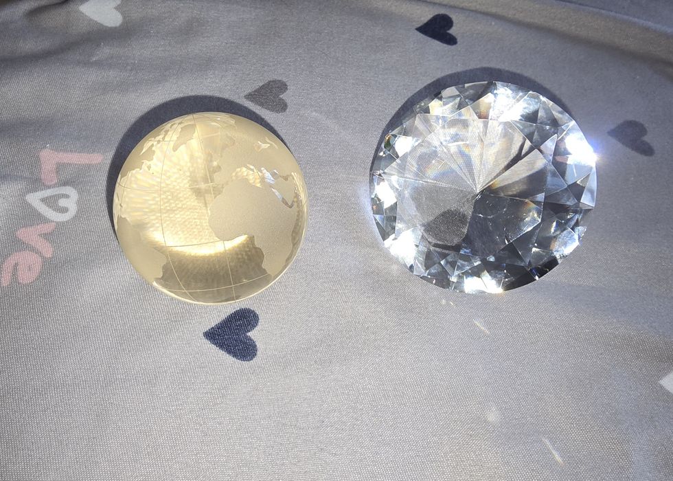 Vand o planeta si diamant din sticla