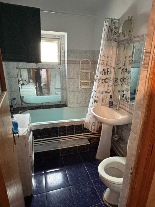 PROPRIETAR - GARA/BILLA - Camera mare(living) in apartament 4 camere