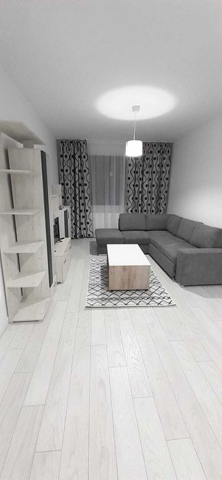 Închiriez apartament cu 2 camere