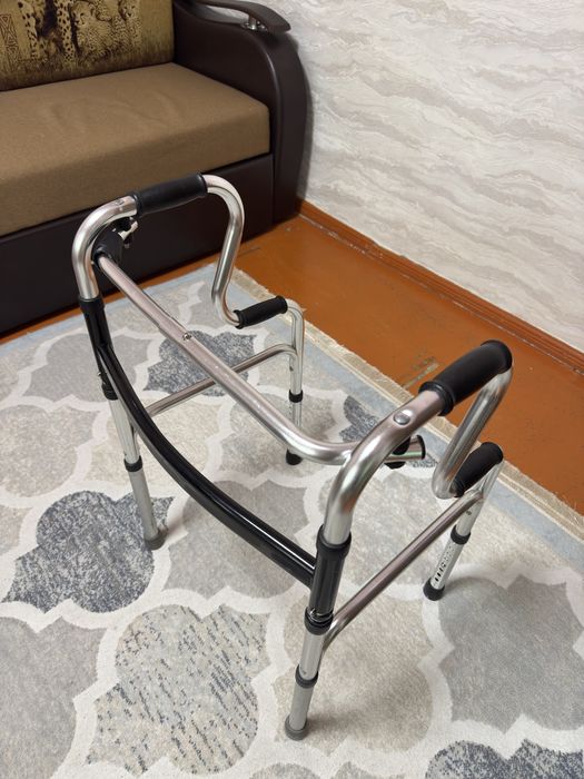 Инвалидная коляска и ходунок