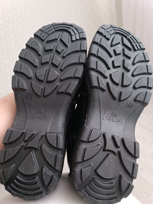 продаются новые рабочие ботинки размер 39