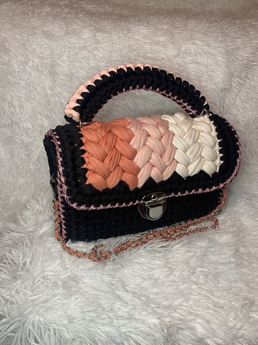 Geantă croșetată manual