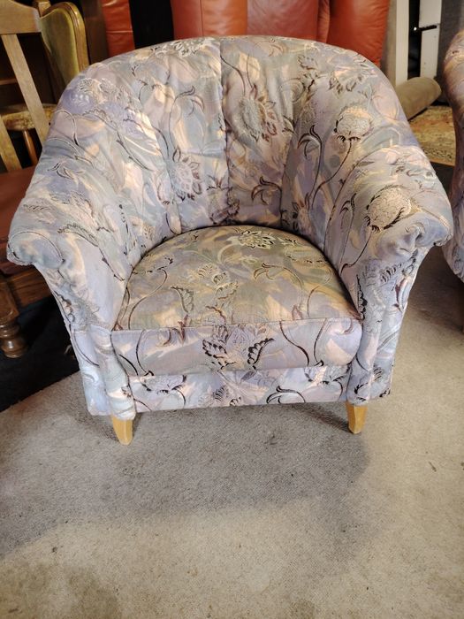 Set canapea cu două fotolii.