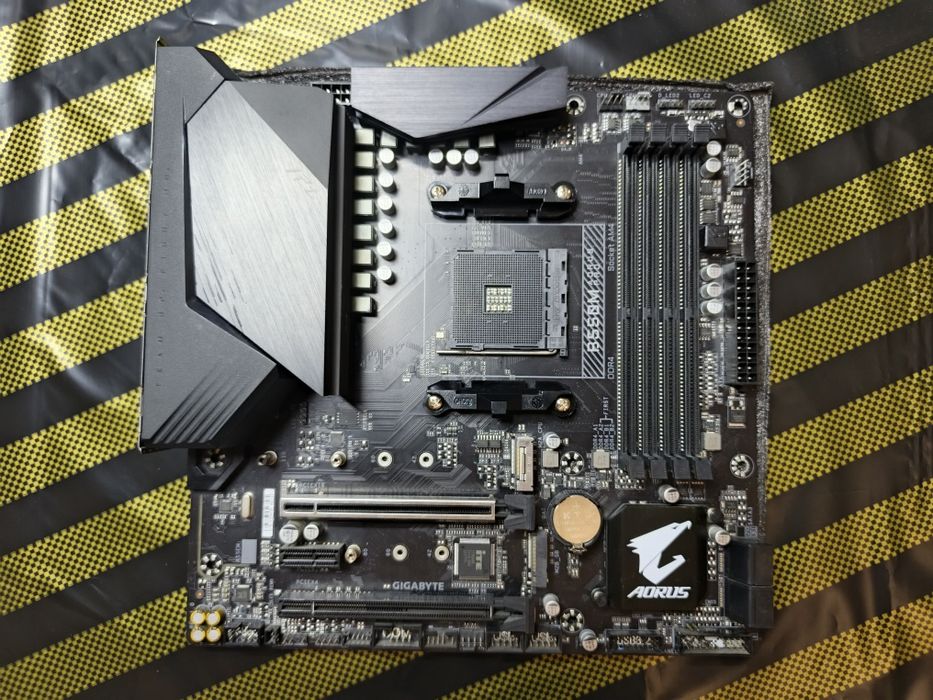 Мат платы AM4 B550M Aorus