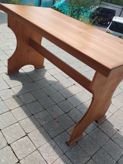 Деревянный стол .