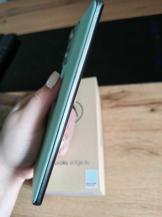 Продавам Motorola edge 40 neo 12/256 в отлично състояние