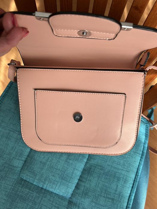 Дамска кожена чанта за рамо розова с дълга дръжка