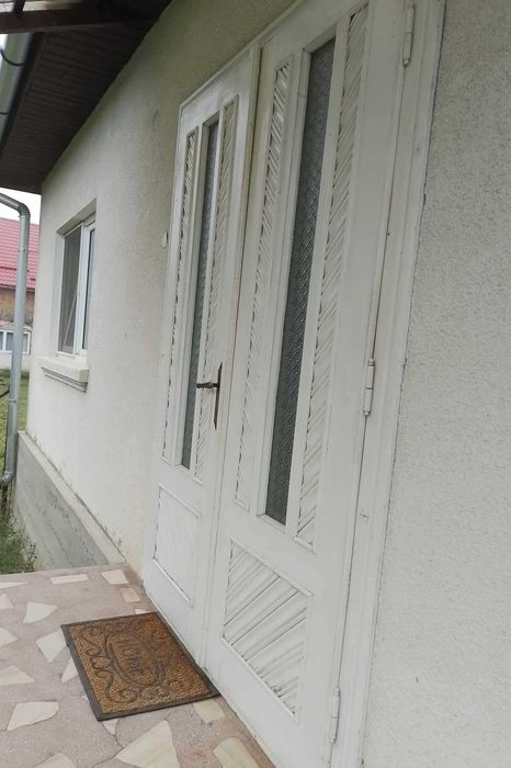 Ușă de intrare din lemn,