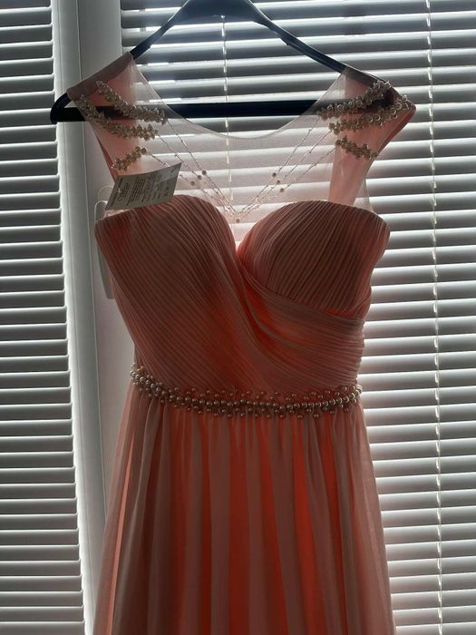 Чисто нова дълга рокля.