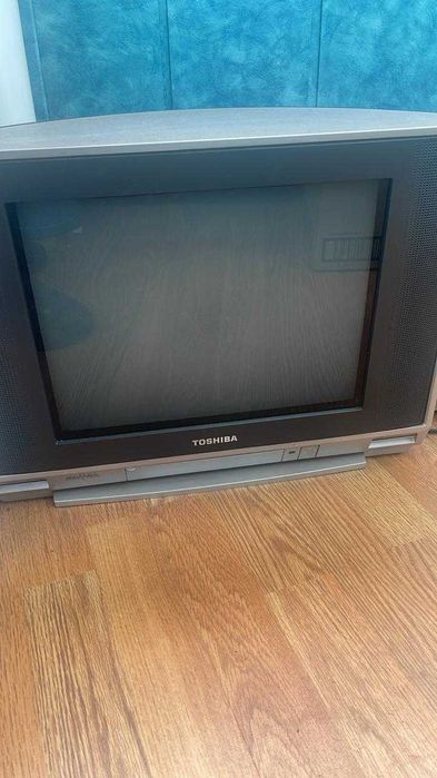 Телевизор с кронштейном