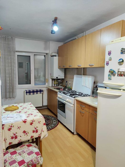 Inchiriez apartament 3 camere Boul Rosu
