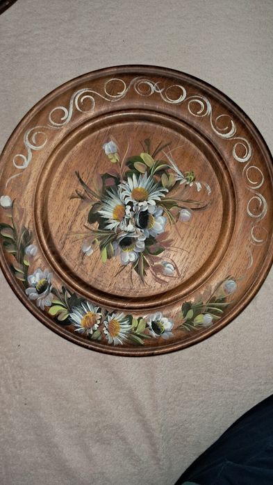 Trei  farfurii foarte mari din lemn , pictate cu motive  florale