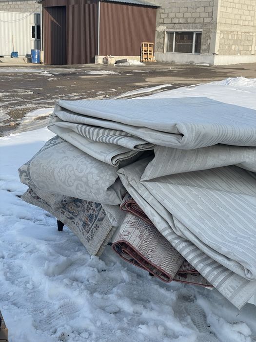 Продаю холодильник, стуля, морозильник, под телевизор, ковры есть