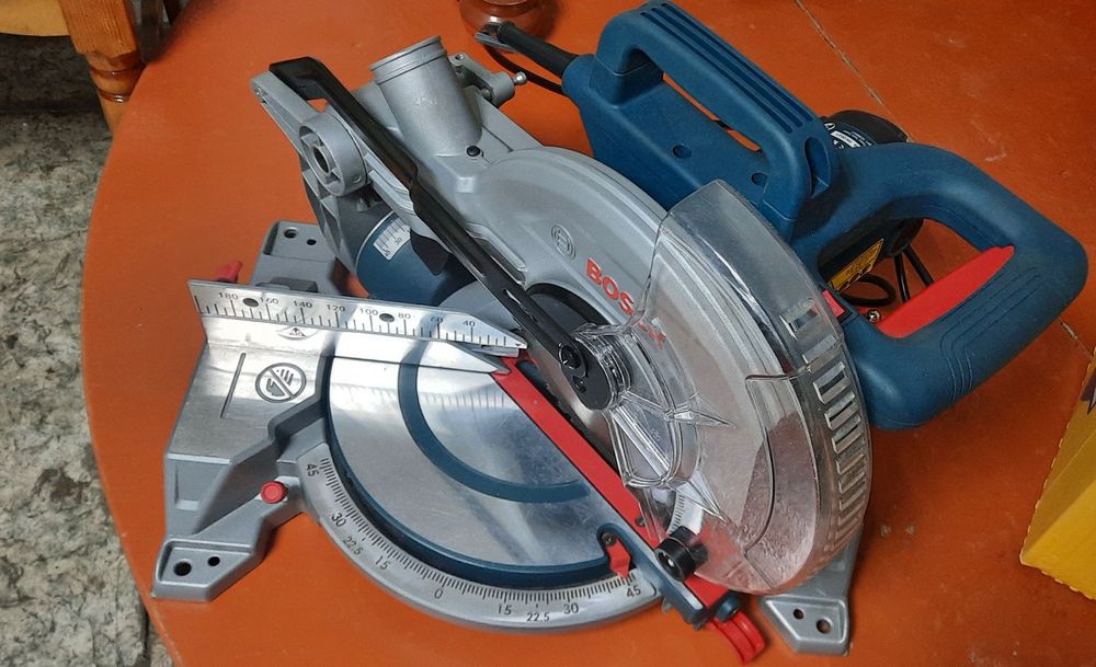 Торцовочная пила Bosch
