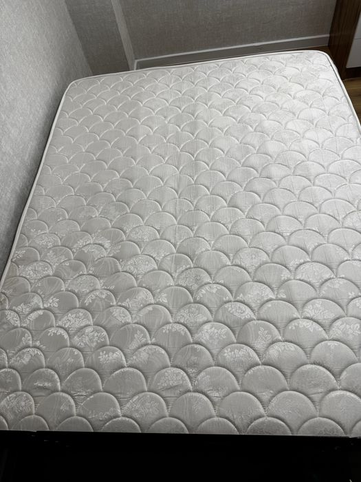 Кровать с матрасом