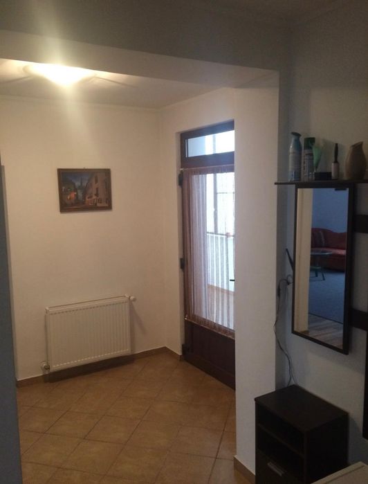 De închiriat apartament la casă, două camere, hol, spatiu ptr gătit, baie, ideal ptr activitate de birou, sau locuință. Alba Iulia-Centru, zona ANAF