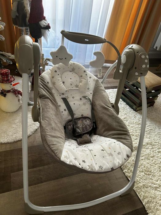 Leagan bebelusi  cu telecomanda pentru comenzi.