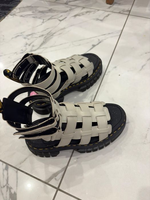 Sandale Dr. Martens crem/bej – model chunky, stare foarte bună