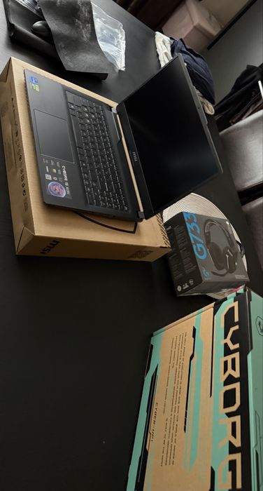 Laptop + Casti Logitech g733 FullBox Gaming Msi Cyborg 15 A13VE i7 16gb 512gb nvidia rtx 4050