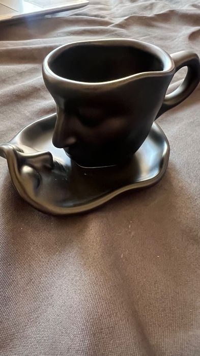 Дизайнерска керамична чаша с чинийка – Face Mug (100 ml)