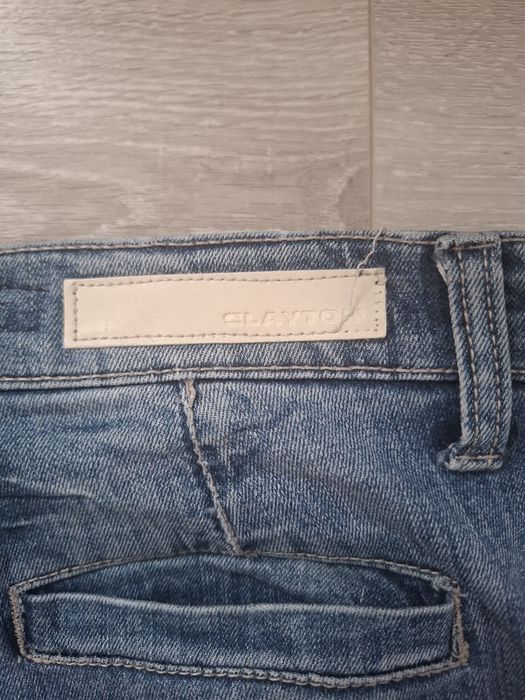Blugi pt femei,se potrivesc la marimea M.