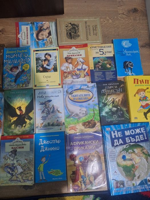 Продавам книги с леки следи от употреба