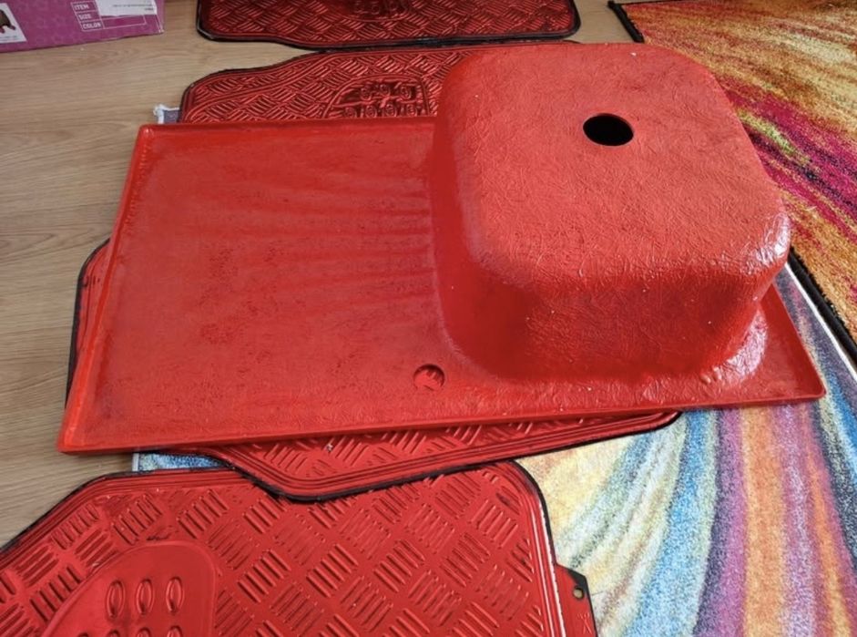 Vând chiuvetă de bucătărie de culoare roșie, în stare foarte bună. Are un design deosebit și o culoare intensă care oferă un aspect modern bucătăriei