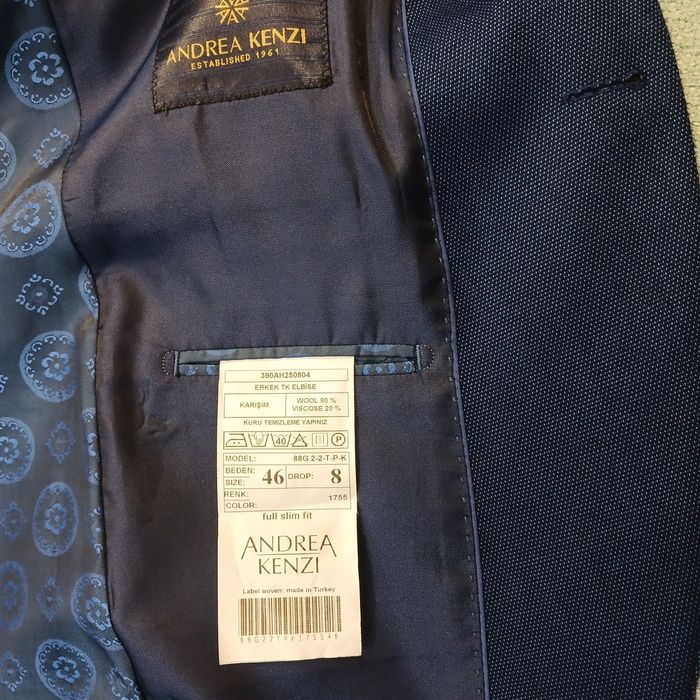 Продам костюм тройка. Торг имеется.